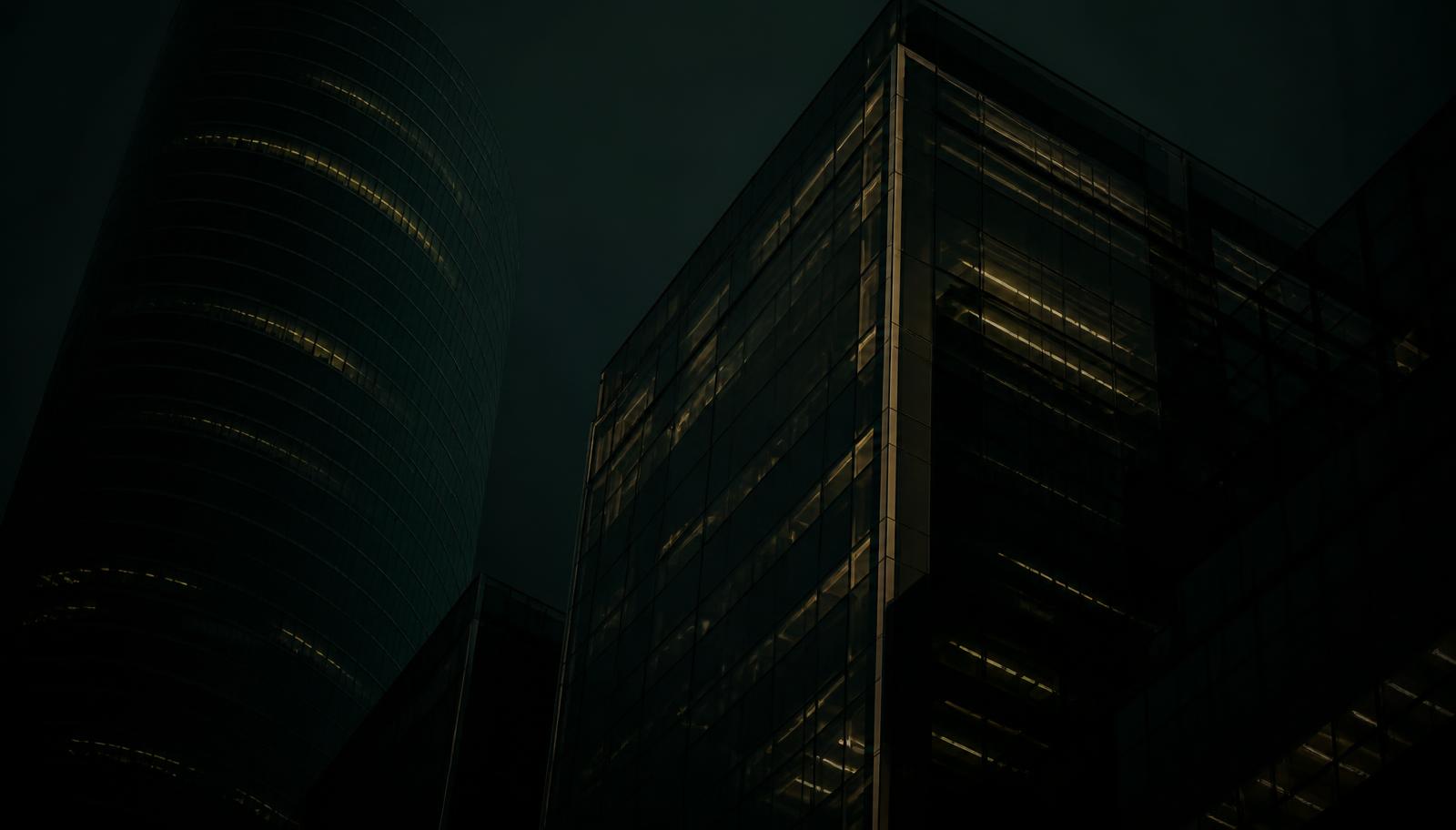 Prédios corporativos ao anoitecer